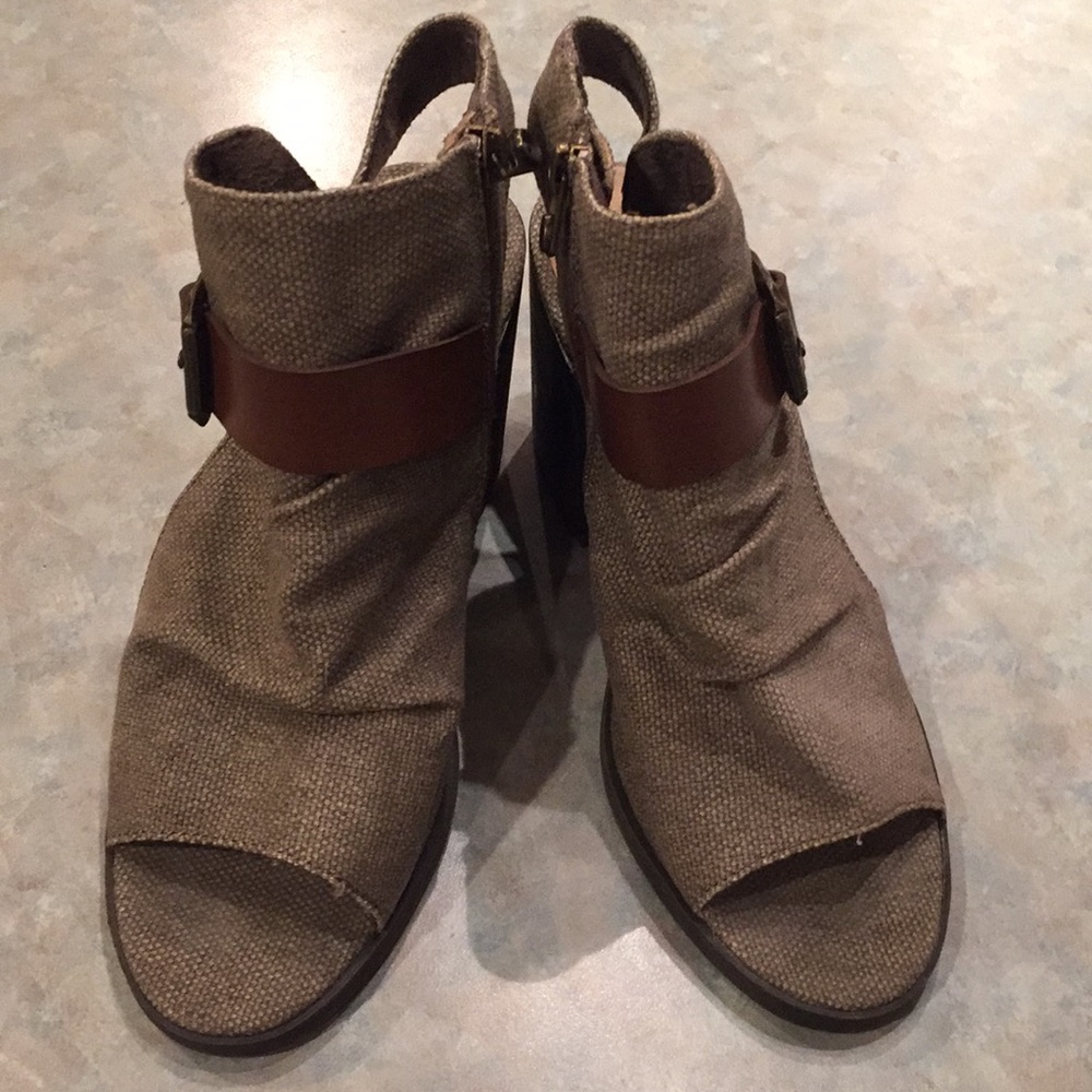 Blowfish open toe sling back sandals (sz 7)